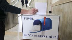 Imagen del buz�n de sugerencias instalado en el vest�bulo del Ayuntamiento de Ferrol.