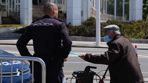 Gente paseando por el paseo mar�timo y por la playa en A Coru�a