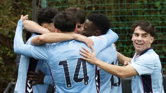 Futbolistas del Celta Juvenil A, celebrando un gol en A Madroa.