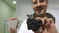 A la izquierda, el meteorito de Traspena que se encuentra en Santiago. La otra mitad se expondr en Baralla. A la derecha, una recreacin de la piedra completa