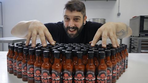 Joaqun Prez, socio y fundador de Factora do Lume, con botes de su salsa ms picante, bautizada como Morte