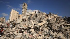 Palestinos en el lugar en que un ataque areo israel destruy por completo un edificio residencial este sbado.