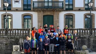 Los participantes en la caminata a su llegada a la casa consistorial rianxeira