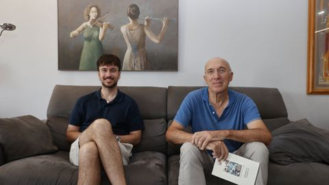 Daniel Piñeiro Bargiela e Manuel Enrique Piñeiro, co libro de poemas «Os camiños da memoria»