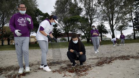 Amicos y Vegalsa impulsan una limpieza de playa para acabar con la basuraleza en Barraa