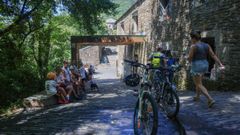 Varios visitantes descansaban este viernes a la sombra, en las inmediaciones del cenobio