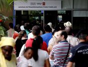 Colas en la lonja municipal para solicitar el cheque social tras su reciente convocatoria. 