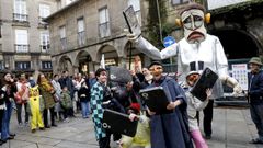 Nauta Teatro y T�teres Alakr�n animaron este lunes las calles compostelanas