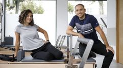 Mariazel y Yonatan en Zer Pilates, que abri sus puertas el 11 de septiembre en un bajo en obra de Santiago (en la avenida de Lugo, 28). En este centro especializado en pilates areo y con mquinas, le damos mucho protagonismo a la parte de la postura y la movilidad. Vienen personas desde los 15 a los 80 aos y el 80 % de ellos tiene alguna patologa, ya que los ejercicios aqu no son de alto impacto.