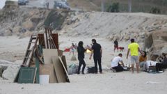 Hogueras de San Xo�n en las playas de Sab�n, en el 2015.