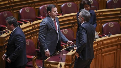 Santos Nuno charla con el primer ministro de Montenegro, en el Parlamento de Portugal.