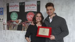 Silvia Garc�a y Alberto Bracone muestran el certificado. 
