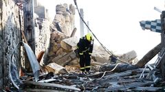 Primeros instantes de desolaci�n entre las viviendas destrozadas por la onda expansiva