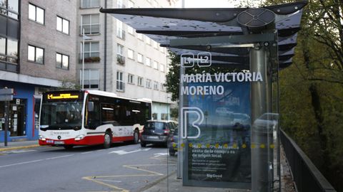 Parada de autob�s urbano de Pontevedra en la avenida de Mar�a Victoria Moreno