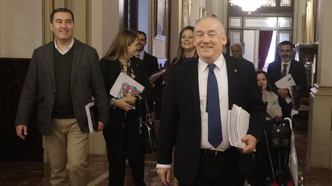 Antonio Deus, a la izquierda, a su llegada al pleno junto al portavoz del PP, Miguel Lorenzo