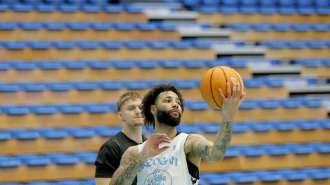 Tevin Brown durante el entrenamiento de este jueves en el Pazo