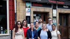 Los trabajadores de un bar situado en la calle Ram�n y Cajal de Oviedo, cerrado desde hoy por una sanci�n municipal al permitir beber en la calle sin contar con terraza, durante la concentraci�n que realizan hoy a las puertas del establecimiento para mostrar su rechazo ante esta medida y su temor a que pueda conllevar la p�rdida de sus empleos. 