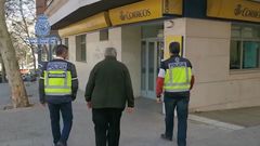 La polic�a acompa�a a una v�ctima para recuperar el dinero de la extorsi�n