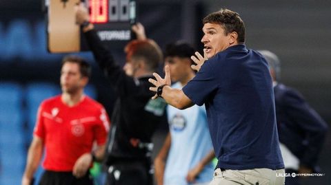El entrenador de la Real Sociedad B, Jon Ansotegi, en el partido frente a la Real Sociedad B en Bala�dos.