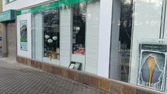 A la derecha de la imagen, el hueco abierto en la cristalera de la farmacia, ahora ya cubierto con un panel.