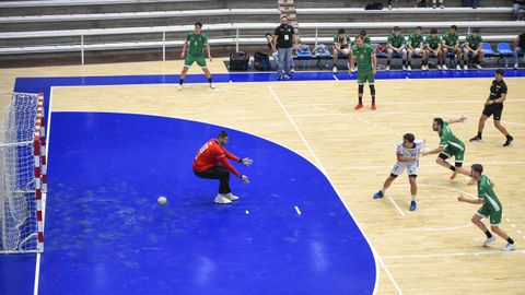 Lanzamiento desde los siete metros en el partido del Cisne contra el Anaitasuna