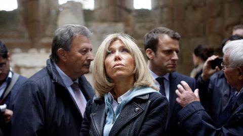 Brigitte Trogneux, esposa de Emmanuel Macron, con su marino en Oradour-sur-Glane
