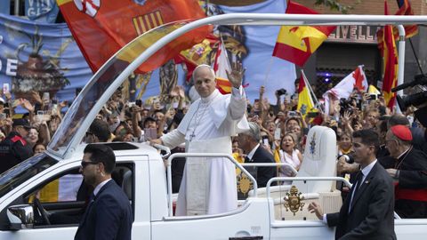 El papa subido al papam�vil en su trayecto hacia la Sagrada Familia.