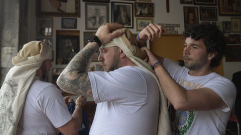 Preparativos de la cofrada de  Los Estudiantes  en su segunda salida, la de la Procesin del Prendimiento , este lunes en Oviedo