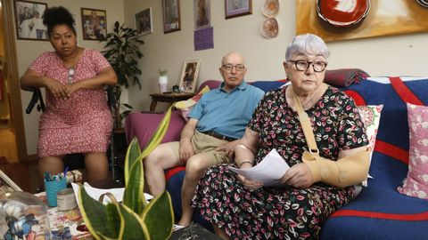 Selima Fofana, Manuel Alcalde y Ernestina Garc�a en su casa, en Ponteareas.