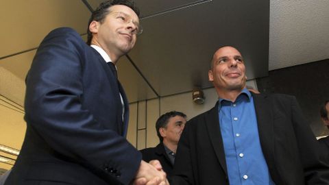 El presidente del Eurogrupo, Jeroen Dijsselbloem (izquierda), estrecha la mano al ministro de Finanzas griego, Yanis Varufakis. 