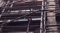 Parte de la fachada de un edificio vac�o en la calle del Buen Suceso