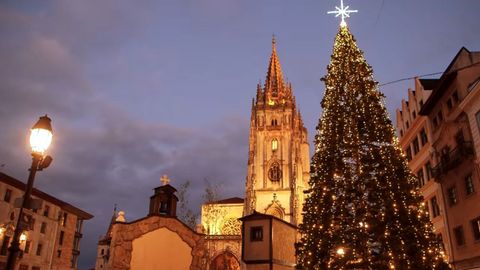 La postal navide�a de la Catedral de Oviedo se puede conseguir desde diversos �ngulos de la plaza.