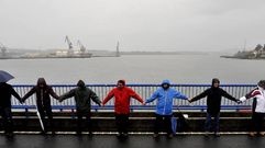 Cadena humana sobre el puente de As P�as