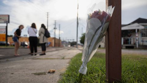 Flores en recuerdo del mexicano asesinado a tiros por un agente del ICE en Texas