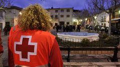 Un voluntario de Cruz Roja en la plaza del Ayuntamiento de Ossa de Montiel. 