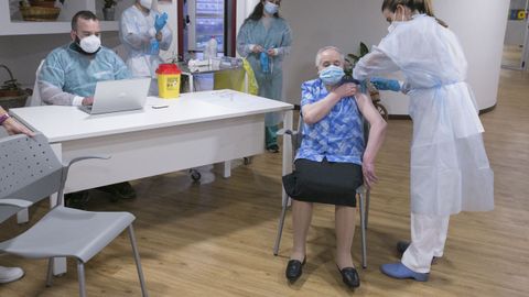 Pepita, la primera asturiana que recibe la segunda dosis de la vacuna contra el coronavirus