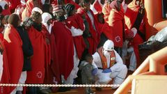 Grupo de inmigrantes llegados al puerto de M�laga tras ser rescatados de una patera el pasado d�a 9
