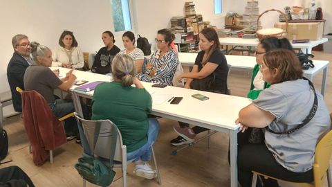 Reunin de afectados con la portavoz del BNG de Muxa, Merc Barrientos, y el portavoz por la Costa da Morte, scar Insua.