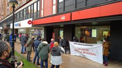 Concentraci�n de Hosteler�a Con Conciencia frente a unas oficinas de EDP en Gij�n