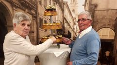 El restaurante Paz Nogueira de Santiago sirvi� de escenario para la celebraci�n de las bodas de oro de dos vecinos de Marrozos, Fina Antelo y Jos� Viqueira. La pareja, casada en San Xo�n de Orto�o, no sab�a nada de la sorpresa que les hab�a preparado su familia para festejar su aniversario. Incluso tuvieron una tarta, que simboliz� la alegr�a de estar juntos, explican.