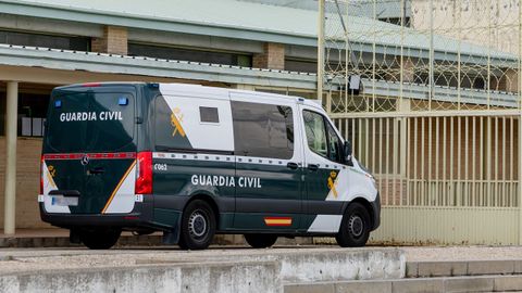 Vista del furg�n de la Guardia Civil en el que el exdirigente del PSOE Santos Cerd�n ha ingresado en la c�rcel madrile�a de Soto del Real