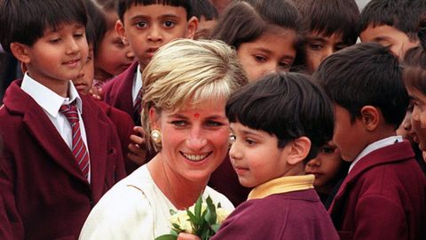 Lady Di durante una visita al templo hind de Neasden en Londres.