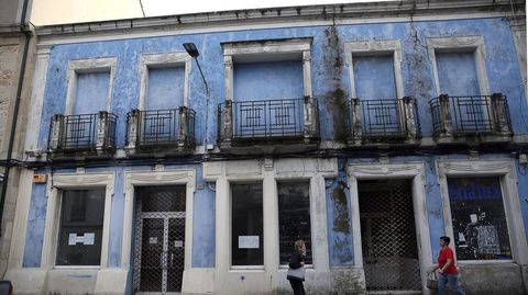 Imagen del antiguo cine Filipino de Ribeira