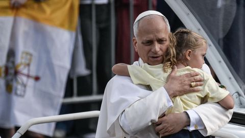 El Papa Le�n XIV durante la vigilia de oraci�n, en el Estadio Ol�mpico Llu�s Companys.