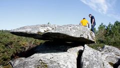 La piedra oscilante, en un monte de Vimianzo.