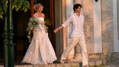 Susanna Griso llega al altar para darle el �s�, quiero� a Luis Enr�quez del brazo de su hijo, Jan Torras Griso.