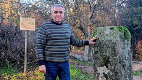 Xos� Cou�ago xunto ao miliario, que agora � o marco de separaci�n entre Redondela e Mos. 