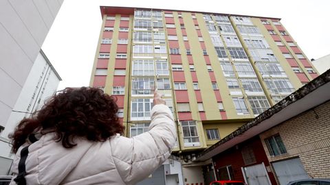 La hija de la propietaria, frente al piso okupado de la calle Otero Pedrayo