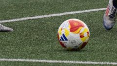 Un bal�n de f�tbol campo