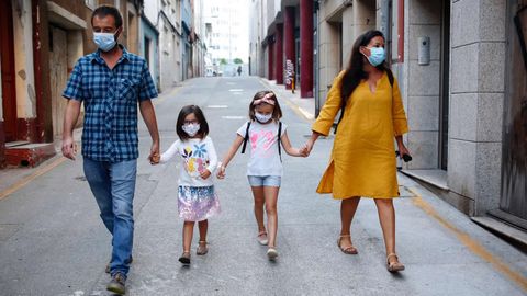 Una familia, de camino al colegio de Zalaeta, en A Corua